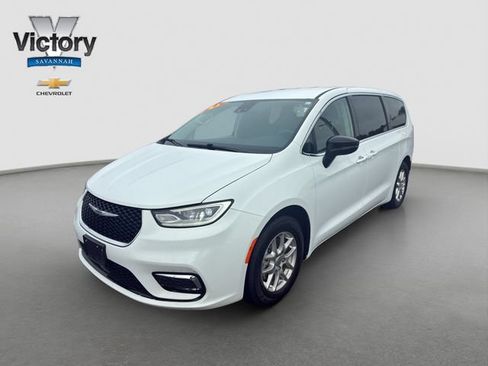 Used 2024 Chrysler Pacifica Touring-L FWD image 3