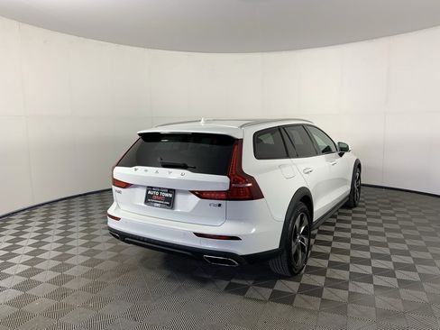 Used 2020 Volvo V60 T5 Cross Country image 3