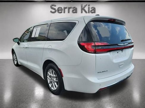 Used 2026 Chrysler Pacifica Select FWD image 3