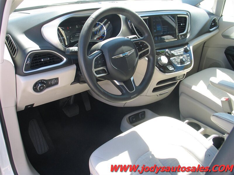 Used 2017 Chrysler Pacifica Touring Plus FWD image 2