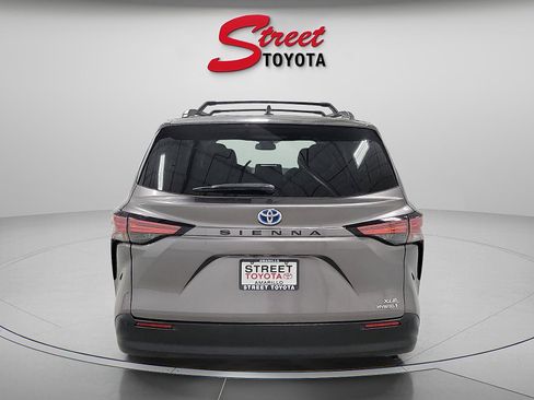 Certified 2021 Toyota Sienna XLE image 3