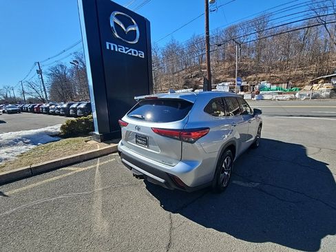 Used 2021 Toyota Highlander XLE image 7