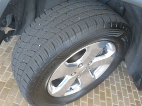 Used 2011 Jeep Grand Cherokee Limited image 11