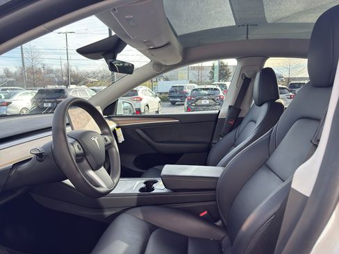 Used 2023 Tesla Model Y Long Range image 9