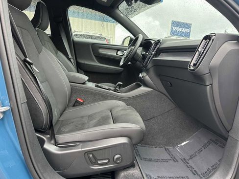 Certified 2025 Volvo XC40 B5 Plus AWD/4WD image 11