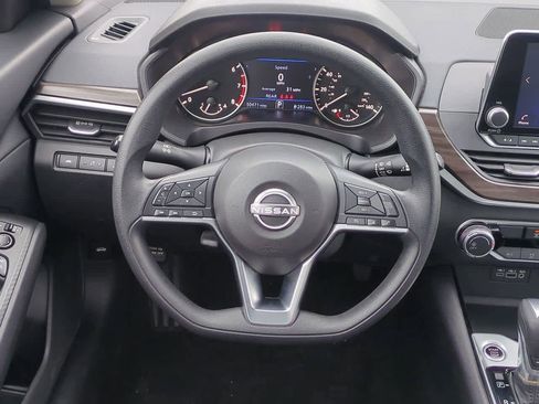 Used 2024 Nissan Altima 2.5 SV image 18