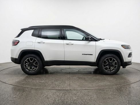 Used 2025 Jeep Compass Trailhawk AWD/4WD image 11