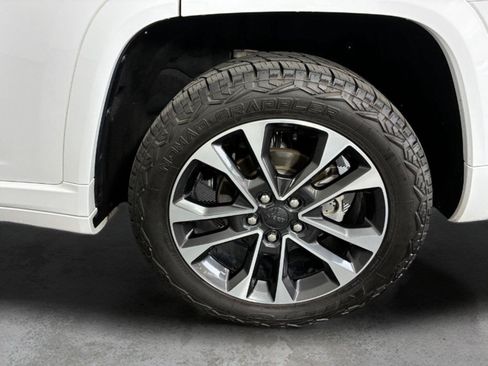 Used 2023 Jeep Grand Cherokee Overland w/ Luxury Tech Group IV AWD/4WD image 14