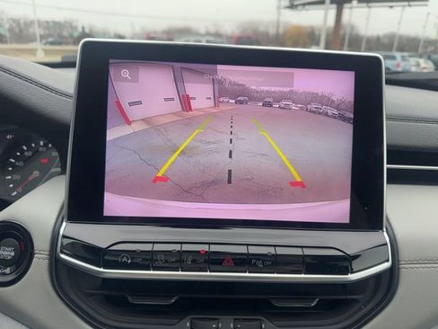 Used 2025 Jeep Compass Limited image 17