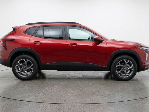 Used 2025 Chevrolet Trax LT image 11