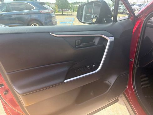 Used 2021 Toyota RAV4 LE AWD/4WD image 16