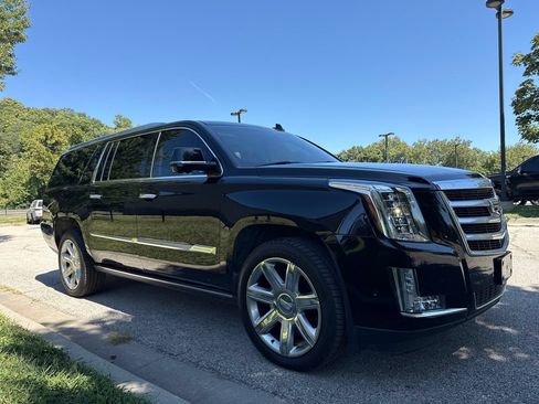 Used 2017 Cadillac Escalade ESV Premium Luxury AWD/4WD image 3