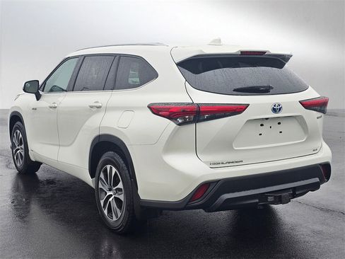 Used 2021 Toyota Highlander XLE image 3