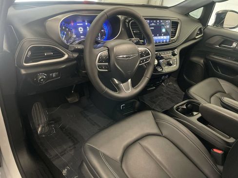 Used 2025 Chrysler Pacifica Select w/ Uconnect Theater Family Group AWD/4WD image 4