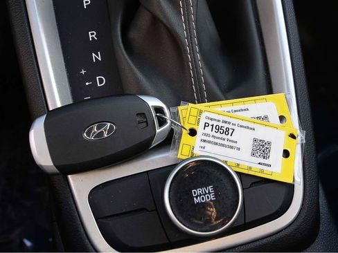 Used 2025 Hyundai Venue SEL FWD image 17