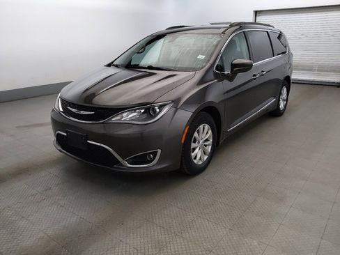 Used 2017 Chrysler Pacifica Touring-L image 2