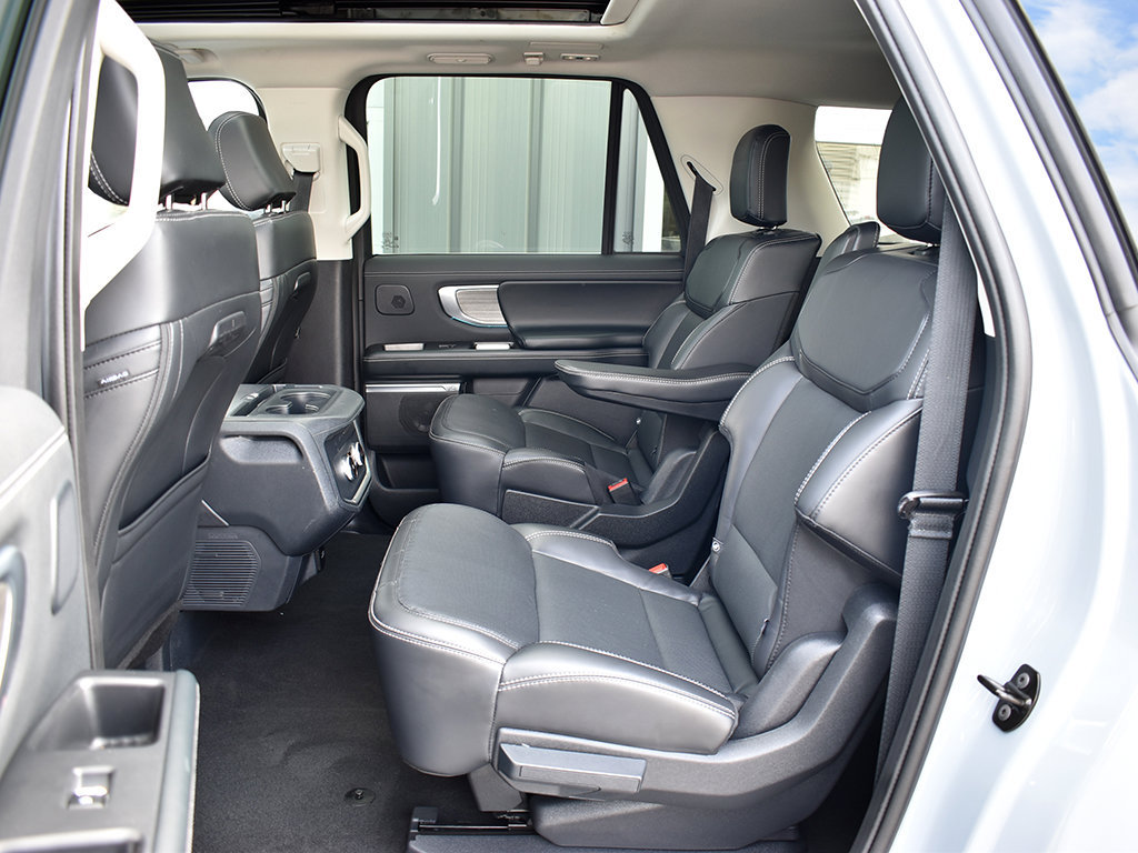 Certified 2025 Ford Expedition Max Platinum w/ Driver's Package AWD/4WD image 6
