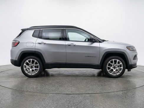 Used 2025 Jeep Compass Limited AWD/4WD image 11