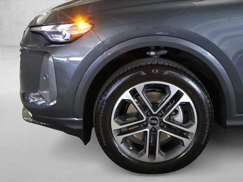 Used 2025 Audi Q5 Premium w/ Convenience Package image 29