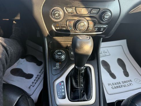 Used 2017 Jeep Cherokee Limited image 16