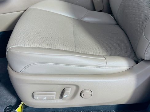 Used 2020 Lexus GX 460 Premium w/ Premium Package image 11