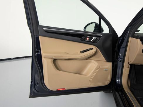 Certified 2021 Porsche Macan S AWD/4WD image 18