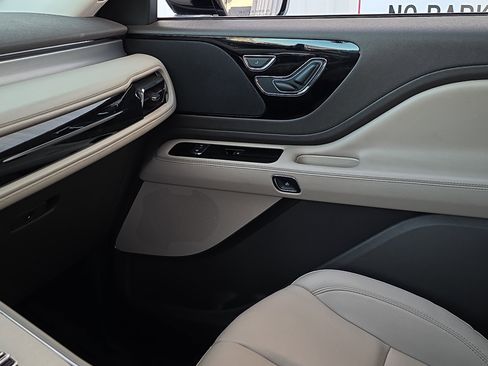 Used 2023 Lincoln Aviator Standard w/ Elements Package image 29