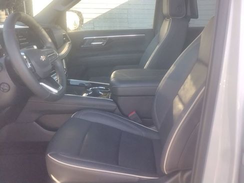 Used 2025 Chevrolet Suburban Premier image 9
