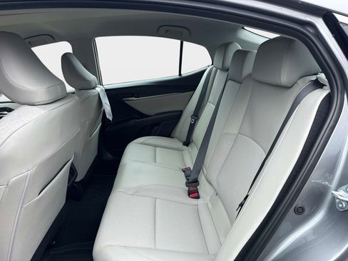 Used 2025 Toyota Camry XLE image 11