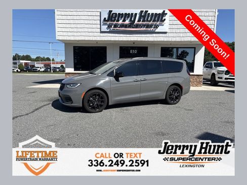 Used 2023 Chrysler Pacifica Limited w/ S Appearance Package AWD/4WD image 1