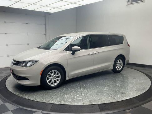 Used 2017 Chrysler Pacifica Touring FWD image 31