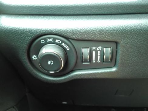 Used 2025 Chrysler Pacifica Limited FWD image 43