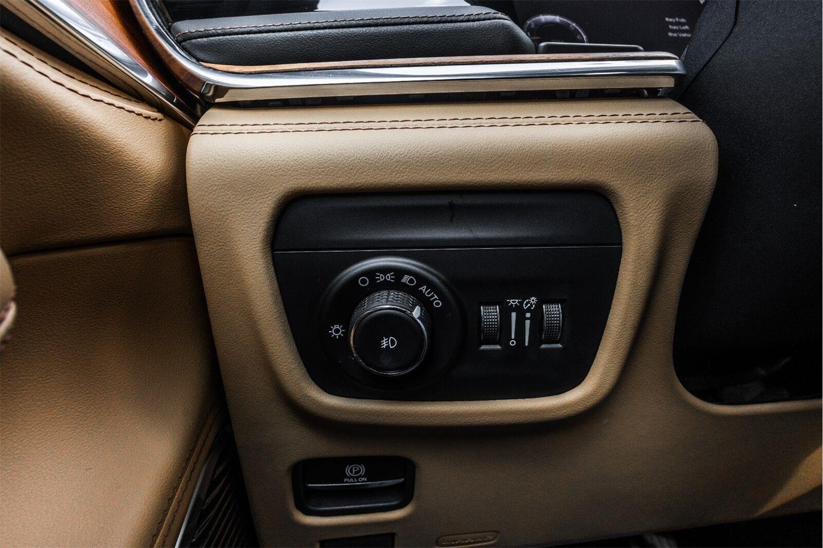 Used 2023 Jeep Grand Cherokee Summit AWD/4WD image 17