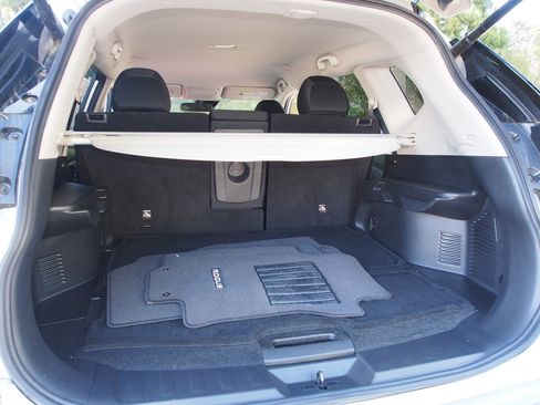 Used 2019 Nissan Rogue SV w/ Premium Package image 14