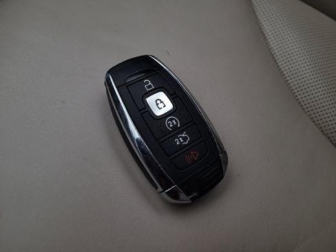 Used 2019 Lincoln Nautilus Select AWD/4WD image 32