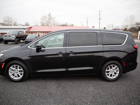Used 2023 Chrysler Pacifica Touring-L image 6