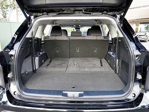 Used 2024 Toyota Highlander LE image 14