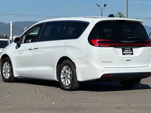 Used 2023 Chrysler Pacifica Touring-L FWD image 7