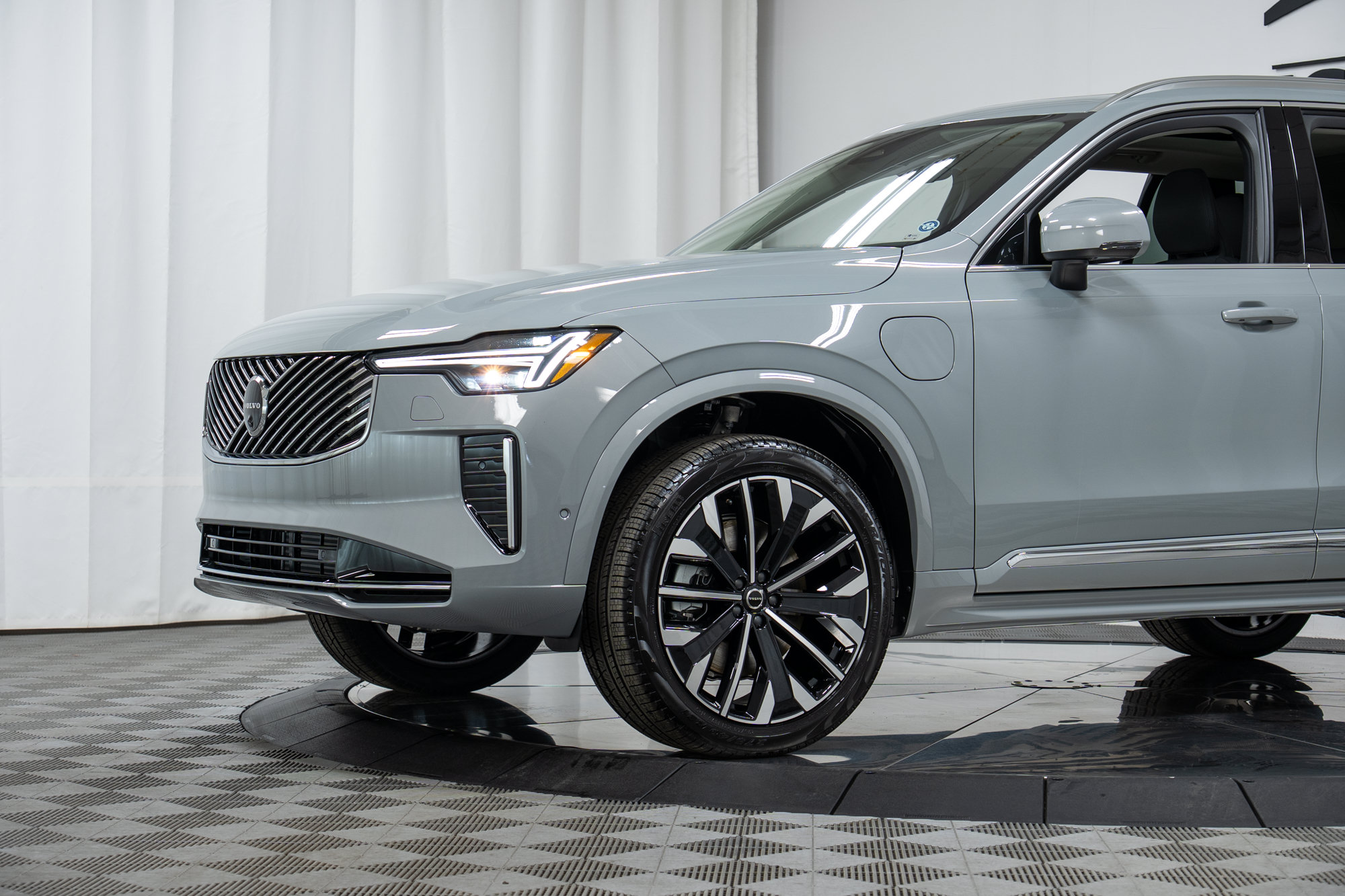 New 2026 Volvo XC90 T8 Plus w/ Protection Package Premier AWD/4WD image 26