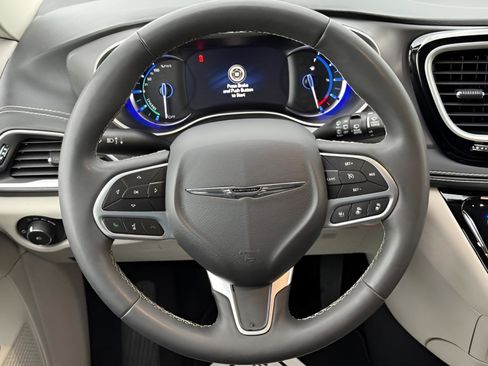 Used 2022 Chrysler Pacifica Touring-L FWD image 15