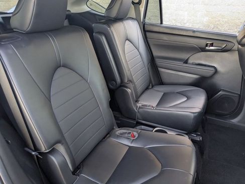 Used 2023 Toyota Highlander XLE image 21