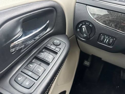 Used 2014 Chrysler Town & Country Touring FWD image 16