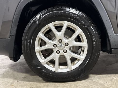 Used 2016 Jeep Cherokee Latitude w/ Cold Weather Group AWD/4WD image 26