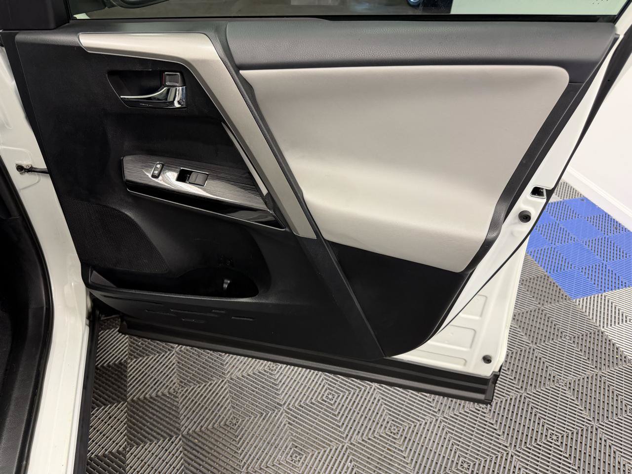 Used 2017 Toyota RAV4 Limited w/ Advanced Technology Package FWD image 14