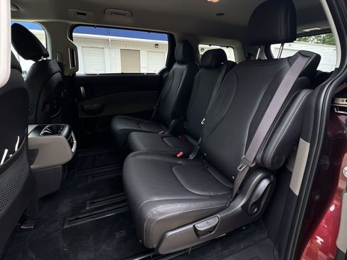 Used 2025 Kia Carnival EX FWD image 41