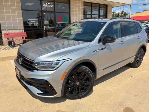 Used 2022 Volkswagen Tiguan SE R-Line image 2