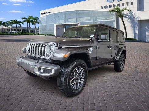 Used 2025 Jeep Wrangler Sahara image 3