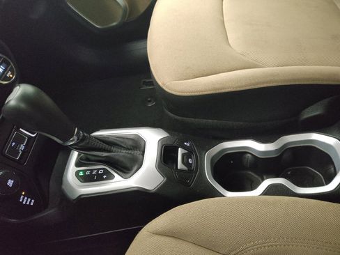 Used 2015 Jeep Renegade Latitude w/ Popular Equipment Group image 26