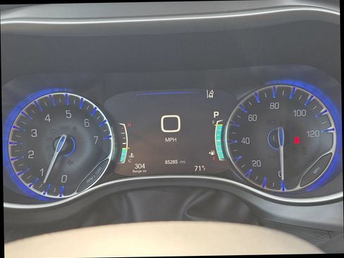 Used 2023 Chrysler Pacifica Touring-L FWD image 24