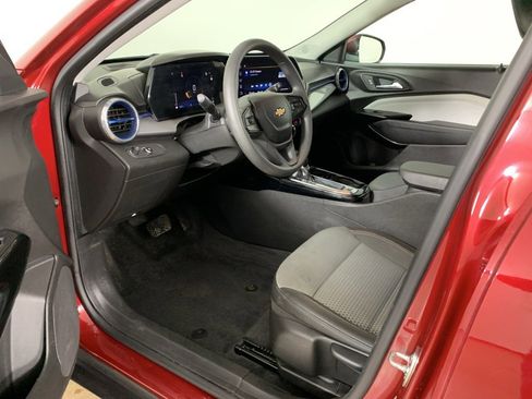 Used 2025 Chevrolet Trax LT image 28